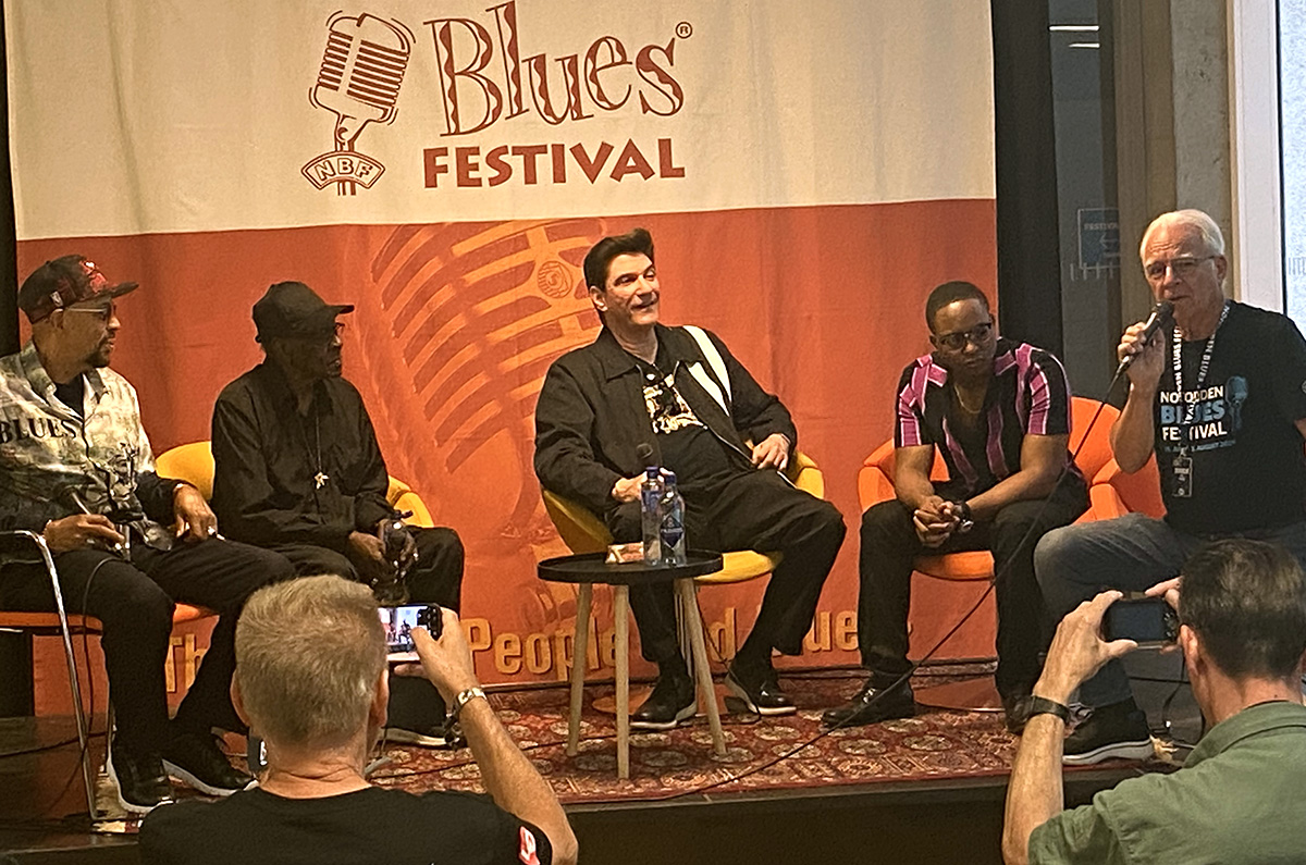 Talking Blues på biblioteket med John Primer, Bob Stroger, Bob Corritore, Harrell Davenport og Art Tipaldi.